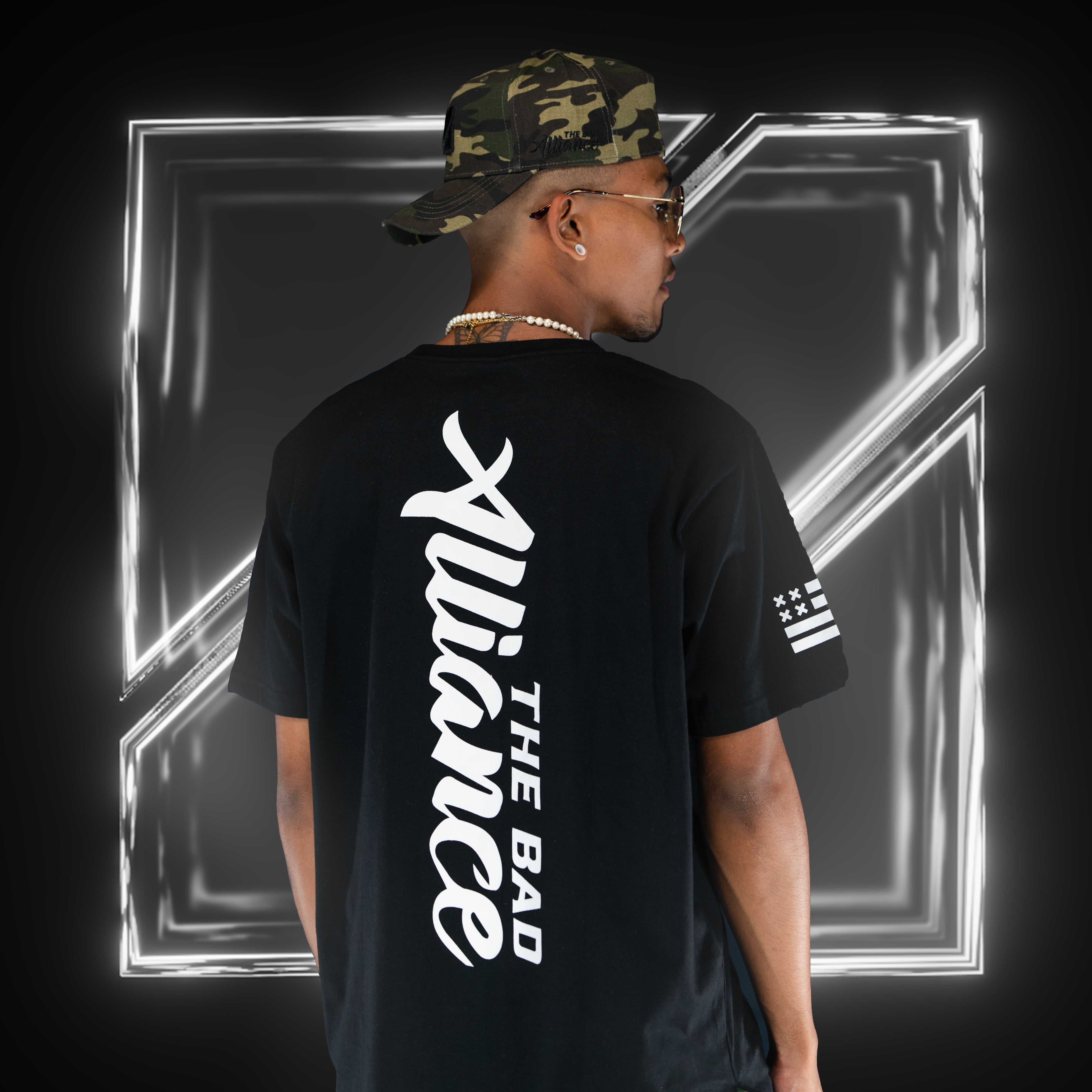 BLACK VERTICAL TEE