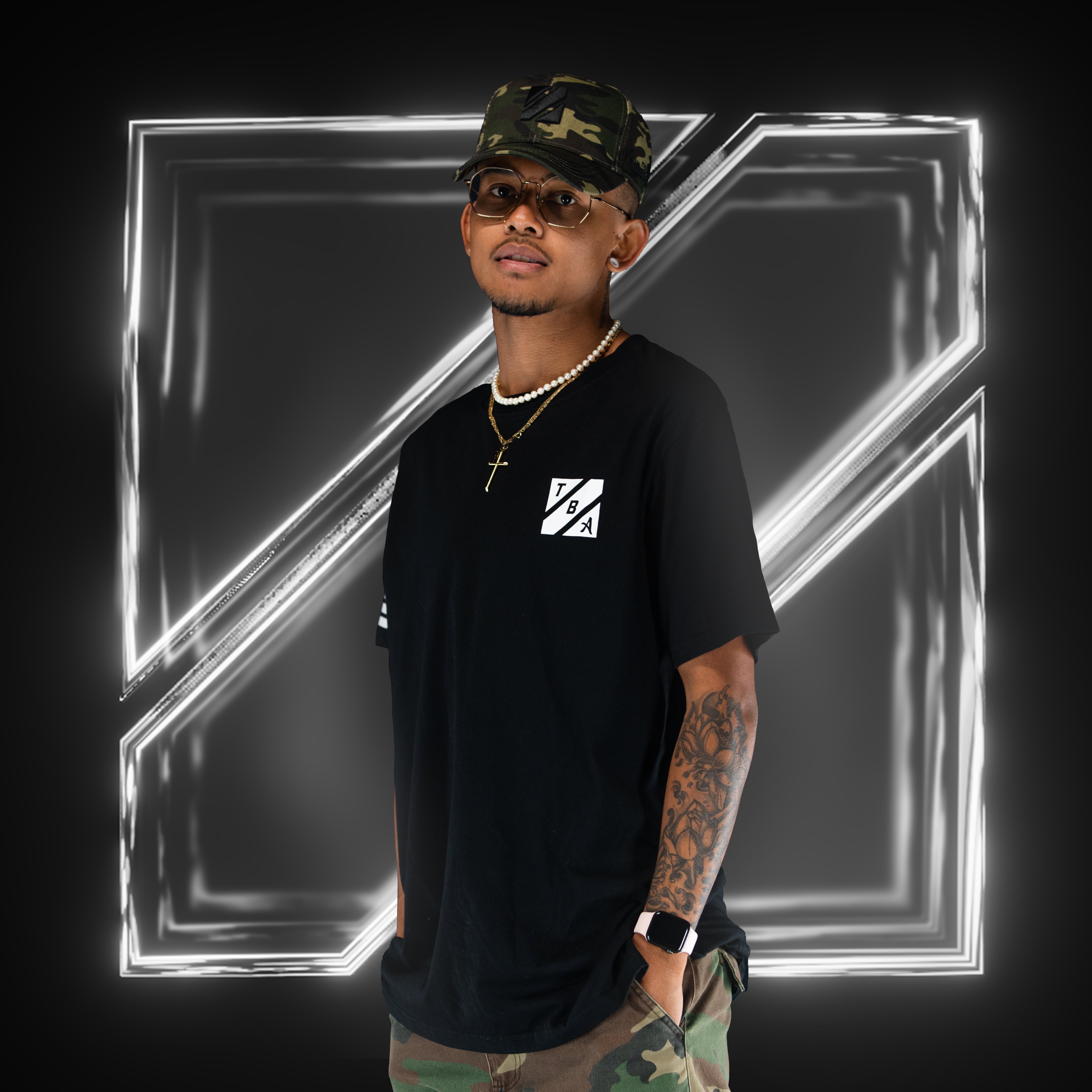 BLACK VERTICAL TEE