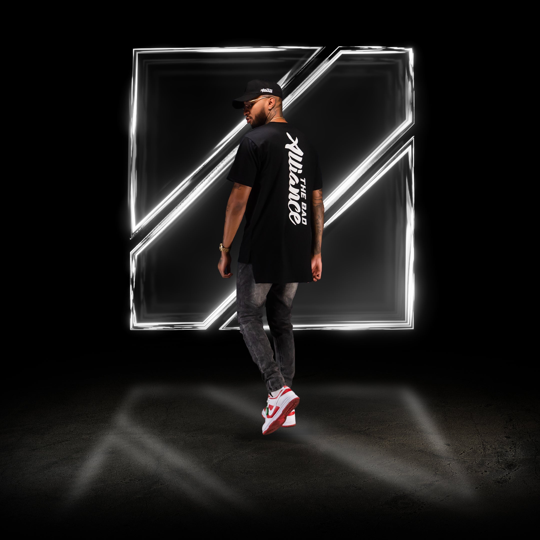 BLACK VERTICAL TEE